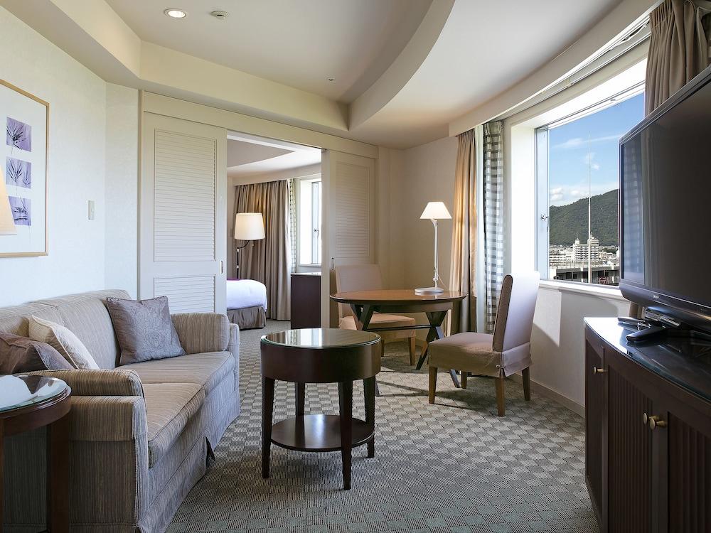 岐阜长良川都酒店 外观 照片 A suite at the Hilton Tokyo