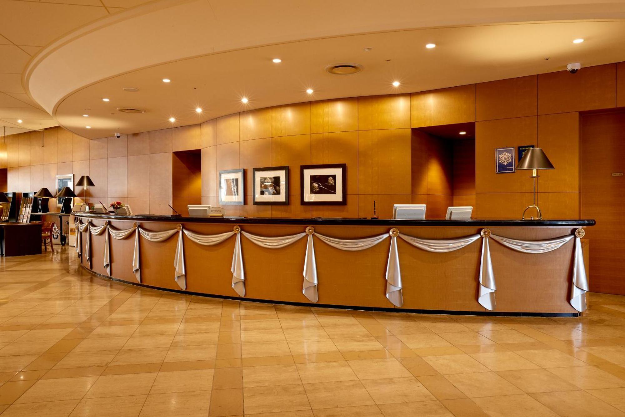 岐阜长良川都酒店 外观 照片 The reception area of the Qantas International Lounge at Sydney Airport